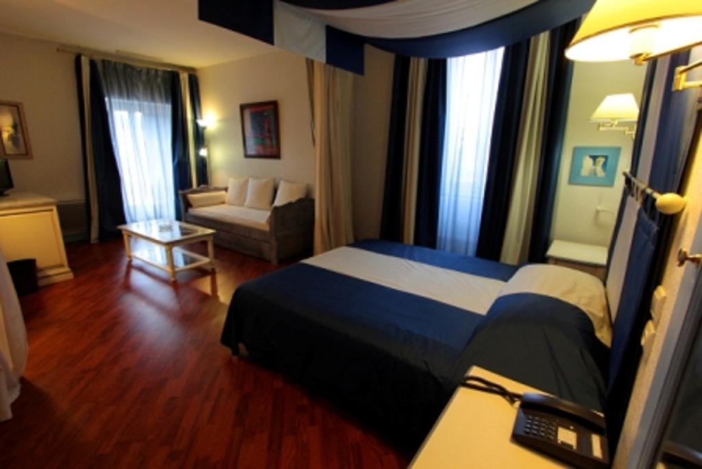 Hotel Moderne Et Pigeon Лиму Стая снимка